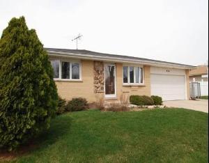 814 Erie Ct., Carol Stream, IL 60188