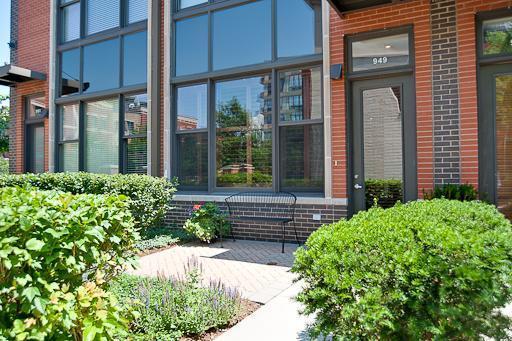 949 N Howe St., Chicago, IL 60610