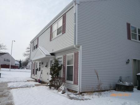 1911 Jamestown Cir., Hoffman Estates, IL 60195