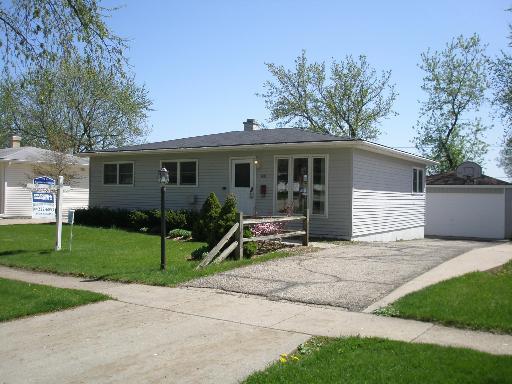 601 Deerfield Dr., Streamwood, IL 60107