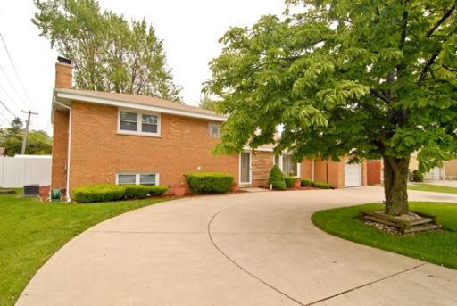 9415 Clancy Dr., Des Plaines, IL 60016