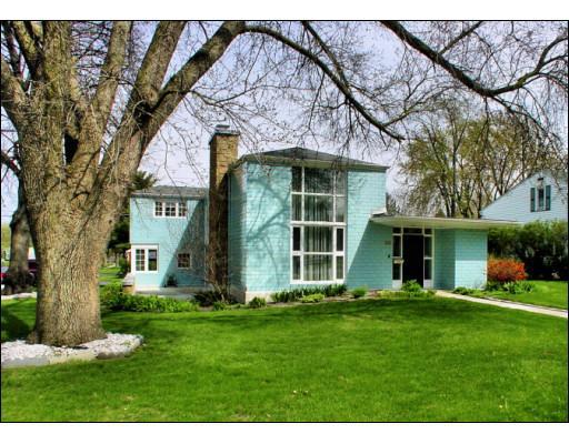 200 S Evanslawn Ave., Aurora, IL 60506