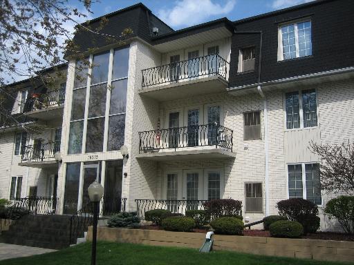 18315 Burnham Ave. #104, Lansing, IL 60438