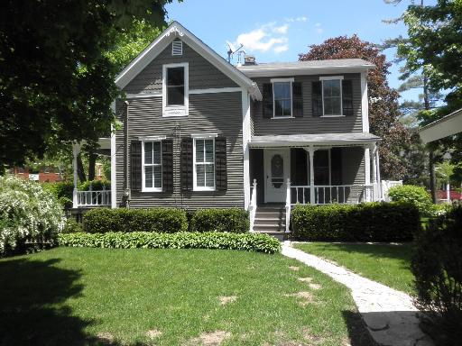 215 Victoria St., Barrington, IL 60010