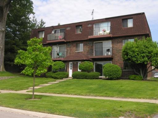 1225 Whispering Hills Ct. #1B, Naperville, IL 60540