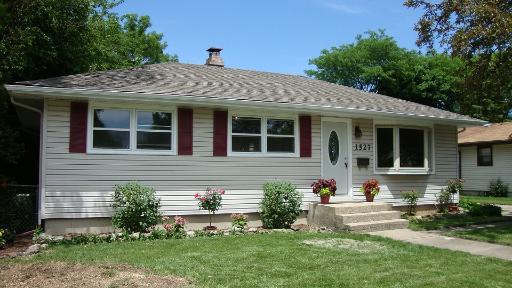 1527 Roanoke Ave., Aurora, IL 60506