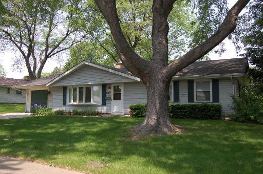 1934 Weston Ln., Schaumburg, IL 60193