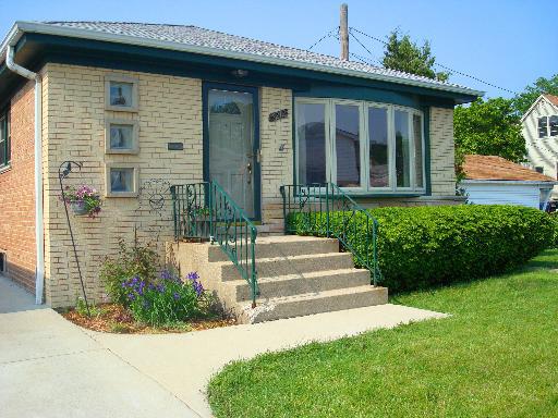 6212 W Belle Plaine Ave., Chicago, IL 60634