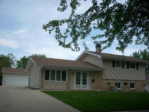 660 Baxter Ln., Hoffman Estates, IL 60169