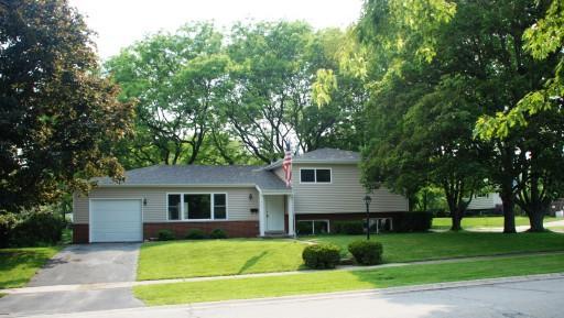 421 Woodlawn Dr., Mundelein, IL 60060