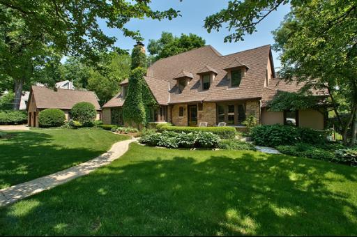 696 Oak St., Glen Ellyn, IL 60137