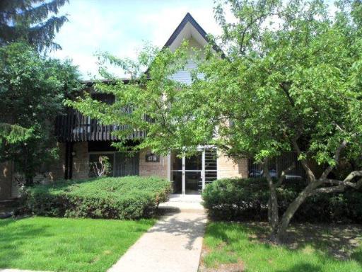 17B Kingery Quarter #206, Willowbrook, IL 60527