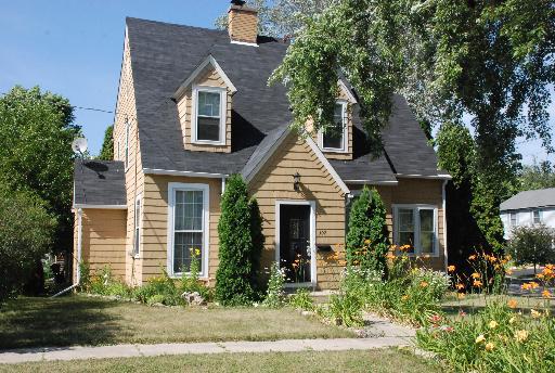 302 Ridgeland Ave., Woodstock, IL 60098