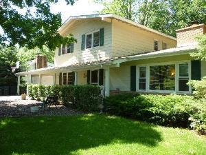 328 Roslyn Rd., Barrington, IL 60010