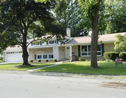 405 Robin Hill Ct., Naperville, IL 60540