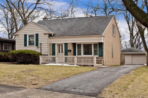881 Ellynwood Dr., Glen Ellyn, IL 60137