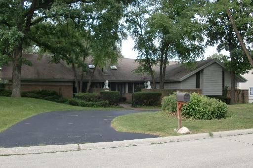 265 Lakewood Cir., Burr Ridge, IL 60527