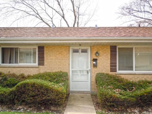 825 Valley Stream Dr. #B, Wheeling, IL 60090