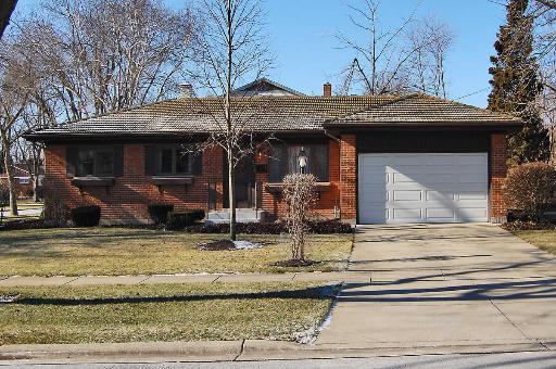 832 Leahy Cir., Des Plaines, IL 60016
