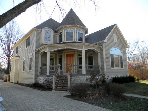 28 Elmwood Dr., Naperville, IL 60540
