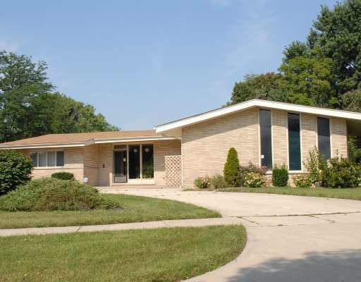 8738 Hillside Dr., Hickory Hills, IL 60457
