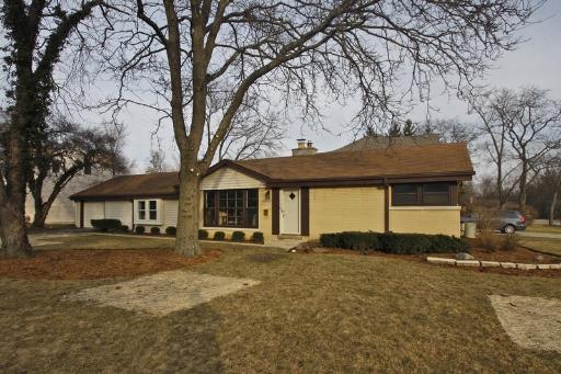 1371 Northmoor Ct., Northbrook, IL 60062