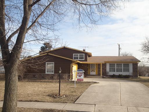 230 W Tanglewood Dr., Arlington Heights, IL 60004