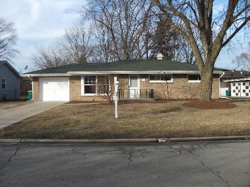 213 Dee Rd., North Aurora, IL 60542