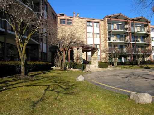 250 W Parliament Pl. #403, Mount Prospect, IL 60056