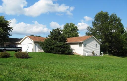 107 SE Queens Pl., Poplar Grove, IL 61065