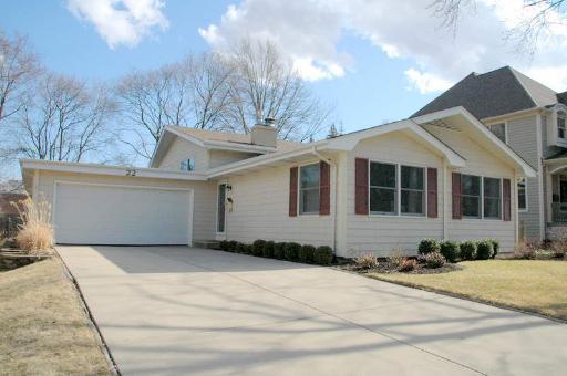 22 Elmwood Dr., Naperville, IL 60540