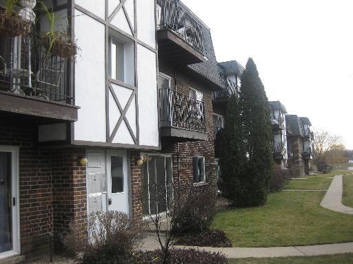 9449 Bay Colony Dr. #1S, Des Plaines, IL 60016