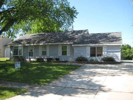 411 Stratford Ct., Streamwood, IL 60107