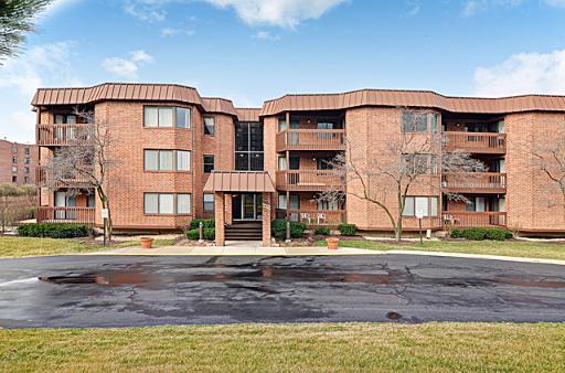 6425 Clarendon Hills Rd. #302, Willowbrook, IL 60527
