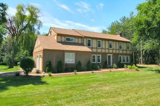 20 White Pine Ave., Lake Barrington, IL 60010
