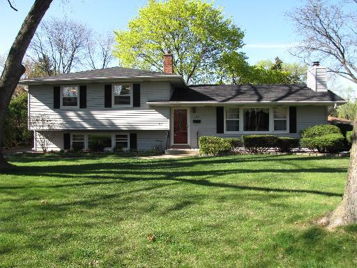 327 Elmwood Dr., Naperville, IL 60540