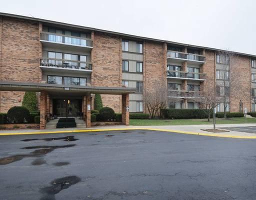 101 Lake Hinsdale Dr. #304, Willowbrook, IL 60527