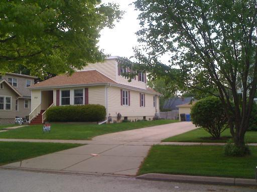 932 Hollywood Ave., Des Plaines, IL 60016