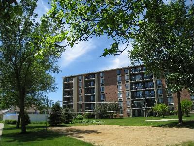 75 Kristin Cir. #604, Schaumburg, IL 60195