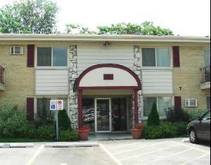 501 Carlysle Dr. #6, Clarendon Hills, IL 60514