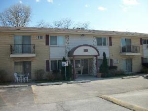 501 Carlysle Dr. #4, Clarendon Hills, IL 60514
