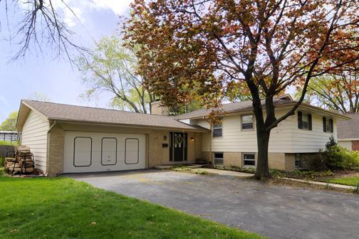 1128 Olympus Dr., Naperville, IL 60540