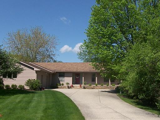 2 Elmwood Dr., Hawthorn Woods, IL 60047