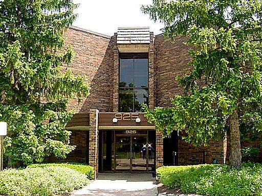 925 Spring Hill Dr. #211, Northbrook, IL 60062