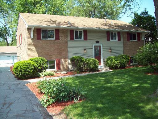 518 Redwood Rd., Bolingbrook, IL 60440