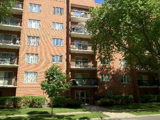 820 Graceland Ave. #302, Des Plaines, IL 60018