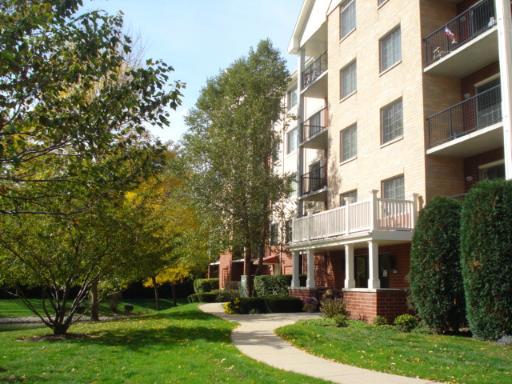 2300 Oakmont Way #304, Darien, IL 60561
