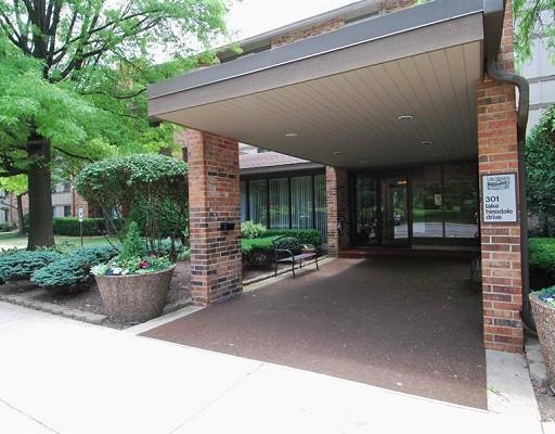 301 Lake Hinsdale Dr. #413, Willowbrook, IL 60527