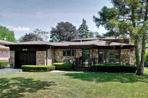 909 S School St., Mount Prospect, IL 60056