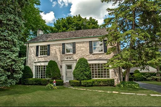 28 Briar Rd., Golf, IL 60029